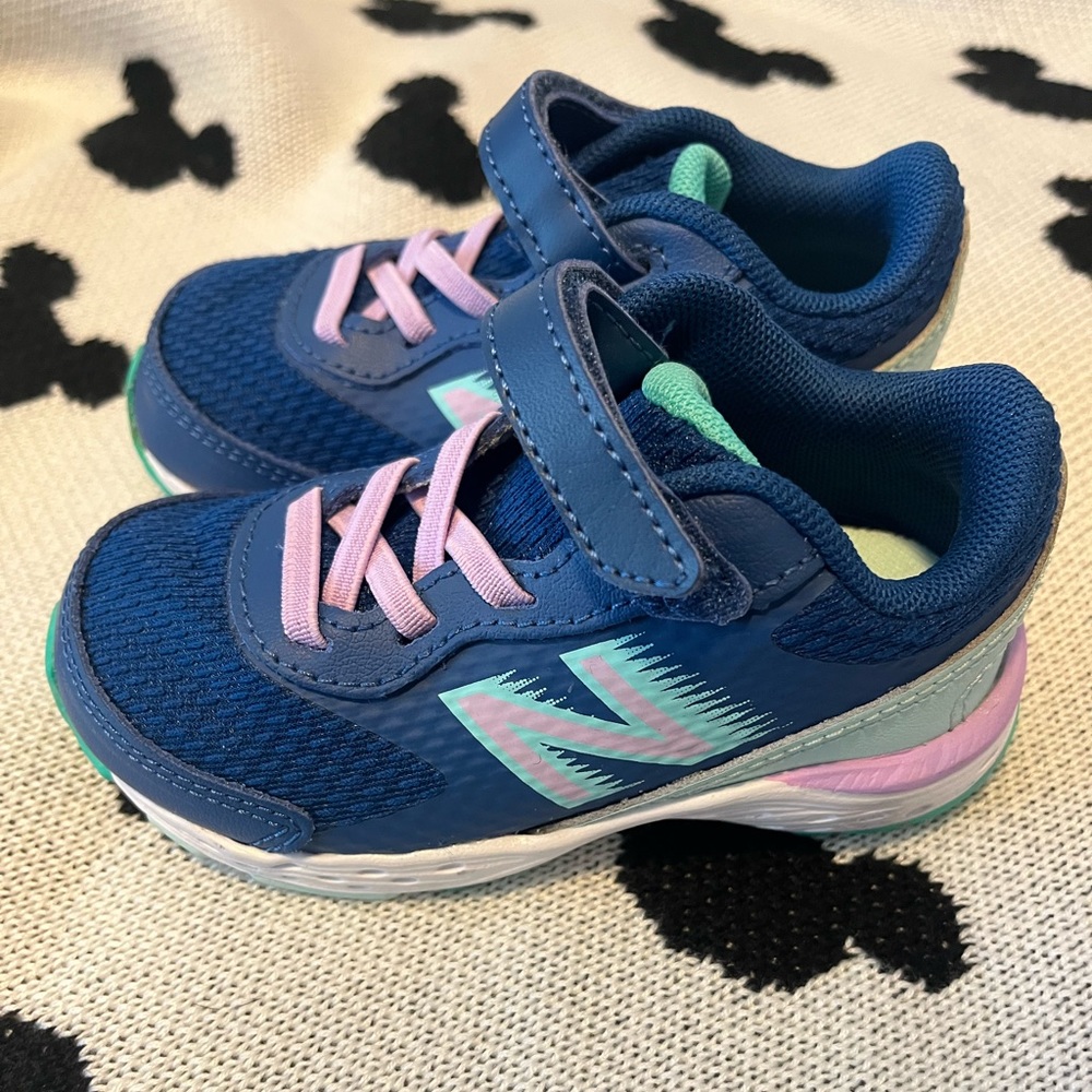 New balance toddler shoes size 6 wide. *NEW*